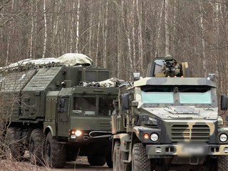 ruský raketový systém Orešnik počas cvičenia na utajenom mieste v Bielorusku. 