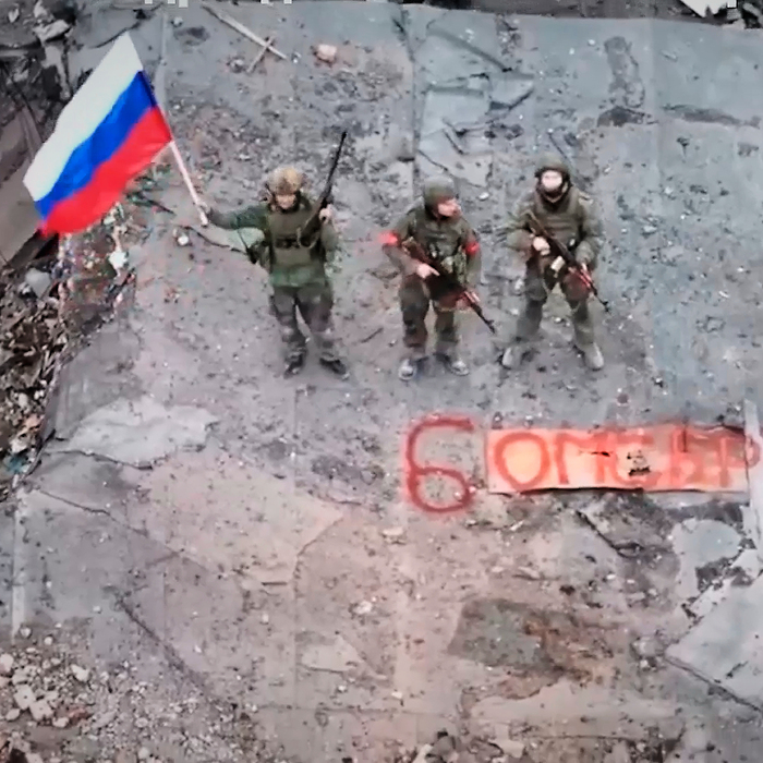 ruski vojaci držia ruskú vlajku v meste Siversk v Doneckej oblasti na Ukrajine.