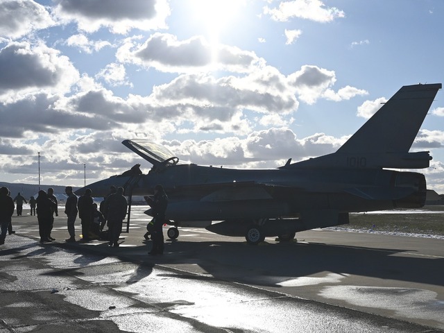 Nákup stíhačiek F-16 nie je ideálny, tvrdí vojenský publicista Žiarovský. Minister Kaliňák by mal riešiť iné priority