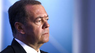 Medvedev sa vyhráža Zelenskému. Podľa ruského exprezidenta mu smrť dýcha na krk a jeho telo chce vystaviť v múzeu