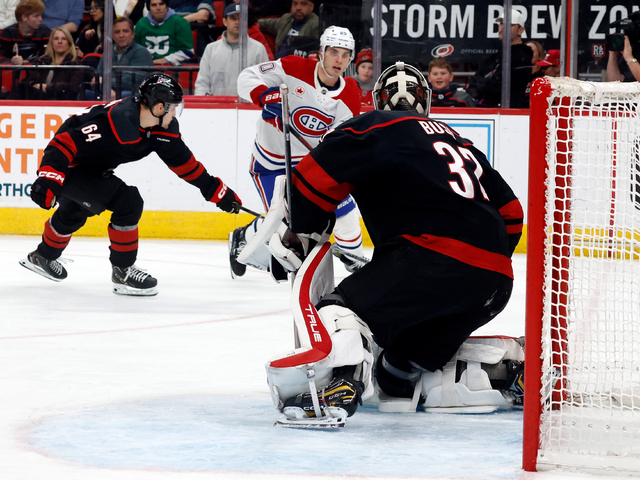 NHL: Slafkovský strelil víťazný gól a stal sa prvou hviezdou zápasu. Montreal po divokej prestrelke zdolal Carolinu