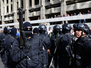 Venezuela provládni ozbrojení civilisti v Caracase.
