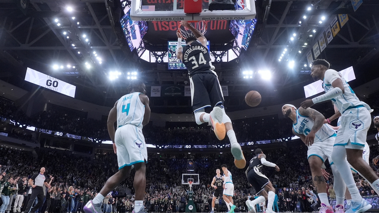 Hornets_Bucks_Basketball950054183089.jpg