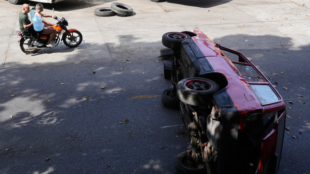 Venezuela prevratene auto po nepokojoch