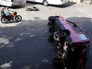 Venezuela prevratene auto po nepokojoch