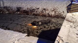 prevratene auto v kanali