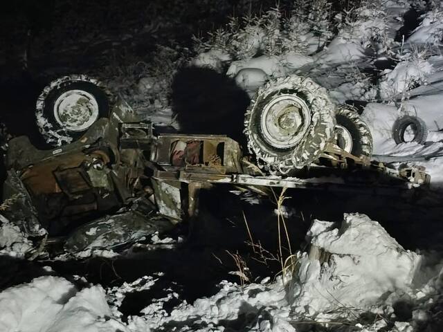 Tragická nehoda na Orave. Nákladiak nezvládol prudké stúpanie na zasneženej ceste, zahynuli dvaja muži