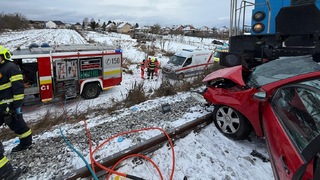 Ďalšie nešťastie na trati. Auto sa na priecestí zrazilo s rušňom, zahynul muž aj 14-ročný chlapec