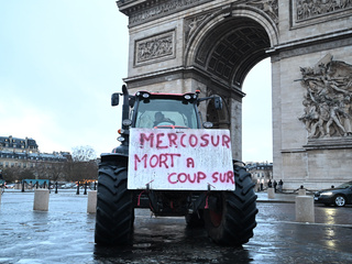 protest farmárov v paríži.jpg