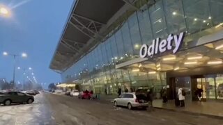 Stredná Európa pod vplyvom mrazu. Letiská v Bratislave, Viedni a Prahe museli prerušiť prevádzku