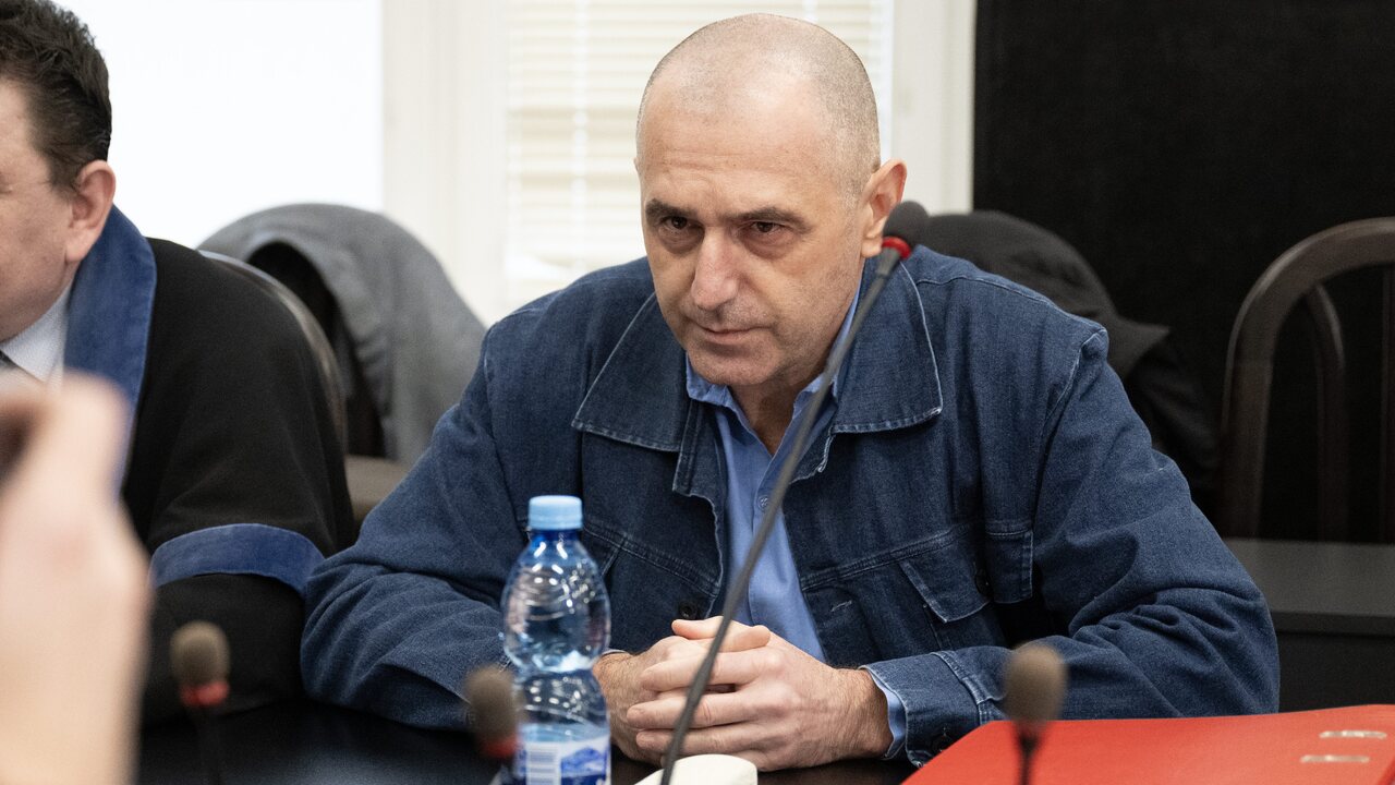 Jozef Radič sedí v súdnej sieni  počas pojednávania v prípade vraždy známeho advokáta Ernesta Valka