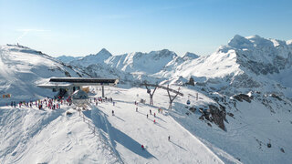 Trinásťročný Čech spustil v Rakúsku lavínu. Po vyslobodení z masy ho márne oživovali 45 minút