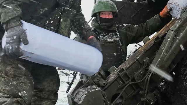 Na tejto snímke z videa, ktoré poskytla tlačová služba ruského ministerstva obrany v utorok 13. januára 2026, sa ruskí vojaci pripravujú na streľbu z samohybného 203 mm dela Pion na ukrajinské pozície na Ukrajine.