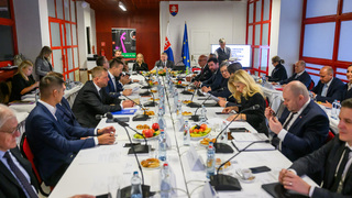 Miliónová injekcia z výjazdového rokovania. Vláda podporí Bratislavu, Senec a dokončí obnovu historického domu