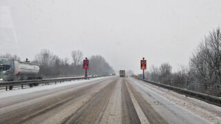 Klzisko na cestách ešte potrvá. Poľadovica a mrznúce mrholenie držia v pohotovosti meteorológov aj horské priechody