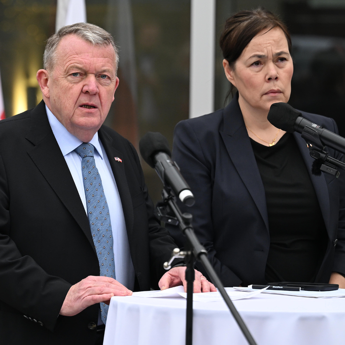 Lars Lökke Rasmussen (vľavo) a jeho grónska rezortná kolegyňa Vivian Motzfeldtová.jpg