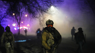 Kontrola sa zmenila na násilný incident. Federálny agent v Minneapolise počas bitky postrelil muža