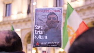 Irán nakoniec nepopraví 26-ročného Erfána. Muža zatkli pri protestoch, jeho fotografia obletela svet