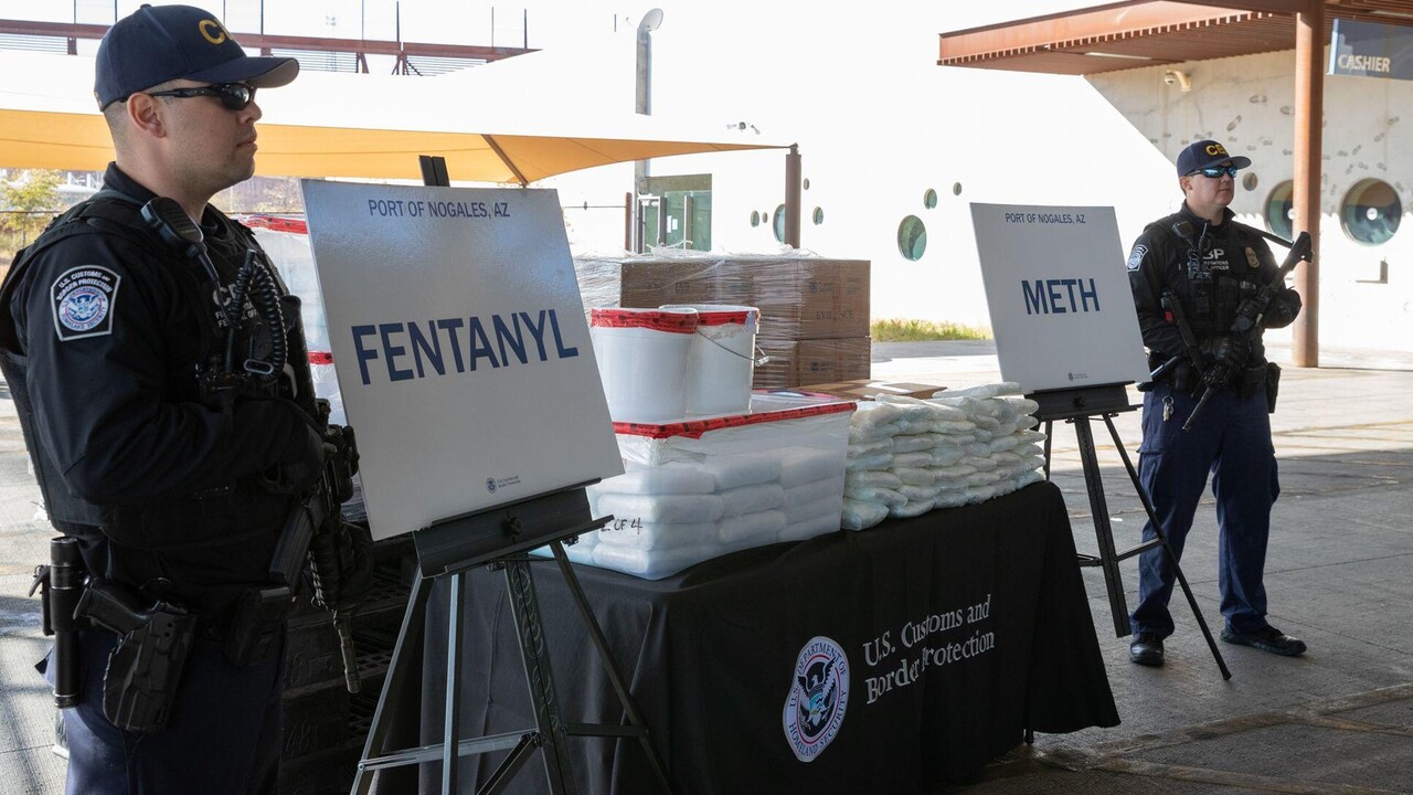 Úradníci amerického colného a pohraničného dozoru Mexiko pašovanie drogy