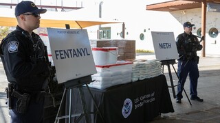 Úradníci amerického colného a pohraničného dozoru Mexiko pašovanie drogy