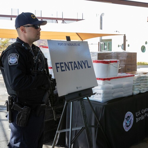 Úradníci amerického colného a pohraničného dozoru Mexiko pašovanie drogy