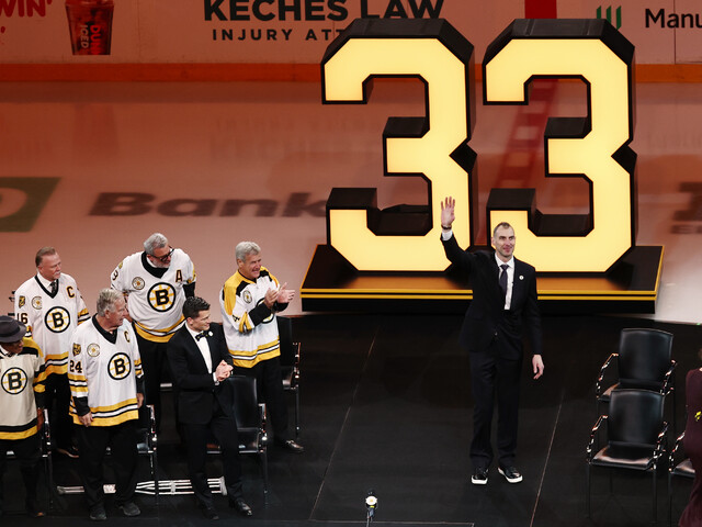 Klub Boston Bruins si uctil Cháru, dres s číslom 33 slávnostne vyvesili. „Big Z“ bol ohromený a neveril vlastným očiam