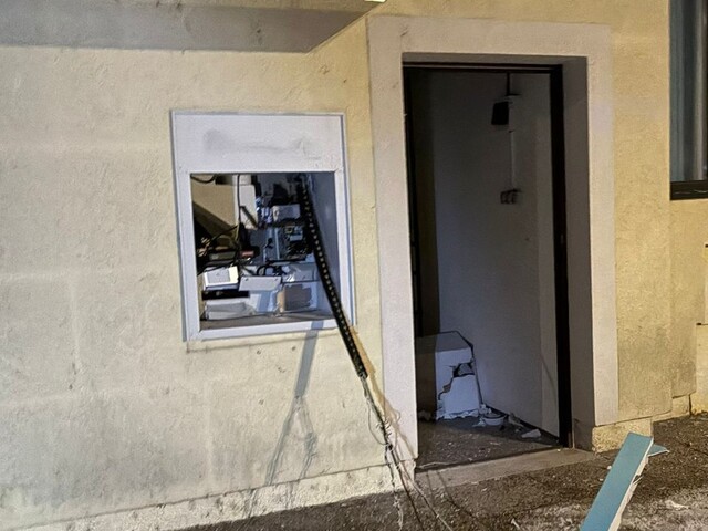 Výbuch pri obecnom úrade na Záhorí poškodil bankomat. Prípad rieši kriminálna polícia