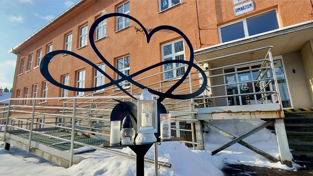 Pamätníček Spisska stara ves rok po utoku na gymnaziu