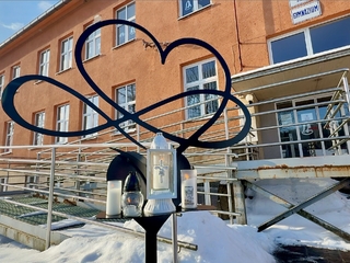 Pamätníček Spisska stara ves rok po utoku na gymnaziu