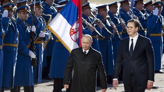 Ruskí špióni testovali zvukové zbrane v Srbsku. Po panike na protestoch sa špekuluje o ich použití proti ľuďom