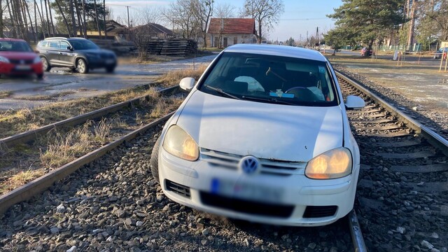 auto v koľajisku