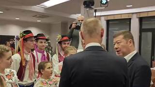 Politici v Prahe odložili protokol a spievali ľudovky. Večer patril česko-slovenskej blízkosti