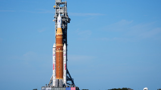 NASA presunula raketu Artemis 2 na rampu. Po polstoročí sa ľudia opäť pripravujú na historický let k Mesiacu