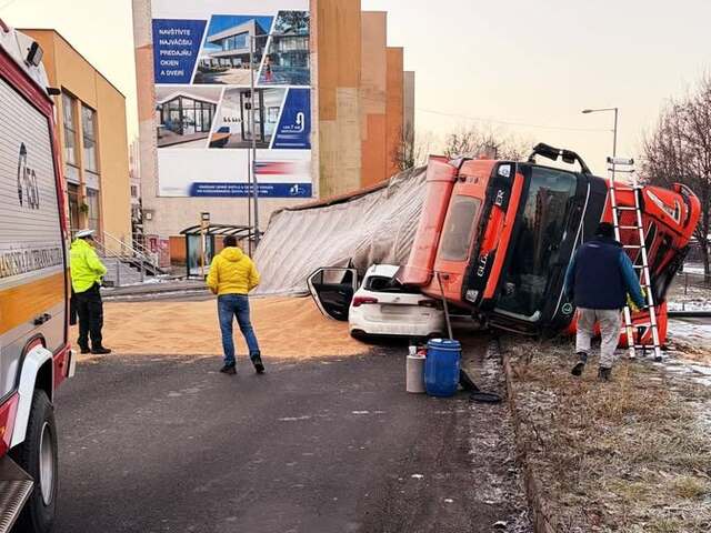 Desivá nehoda v Prievidzi: Kamión padol na auto, šofér mal veľké šťastie. Policajti odklonili dopravu