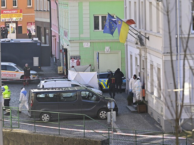 ČR: Po útoku na úrade hlásia mŕtvych aj ranených. Páchateľ nemal zbrojný preukaz, strieľal aj na policajtov