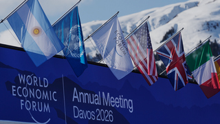 Trump dorazil do Davosu s najväčšou delegáciou, Dánsko na protest zrušilo účasť. Rusko zastupuje Putinov vyslanec