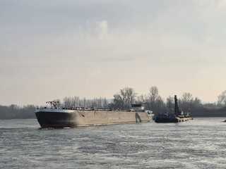 loď uviaznutá