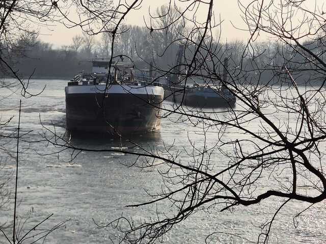 Deviaty deň bez pohnutia. Loď pod Devínom stále nevyslobodili, Dunaj je príliš plytký