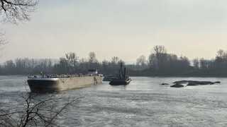 Nicole si za to môže sama. Na Dunaji je už týždeň zaseknutá loď. Zisťovali sme, čo sa stalo