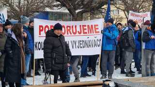 Zamestnanci oceliarní U. S. Steel vyšli do ulíc. Žiadajú vyššie mzdy a odmietajú dlhší pracovný čas