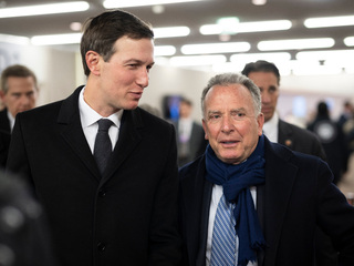 Splnomocnenec amerického prezidenta Steve Witkoff (vľavo) a Jared Kushner