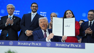 Trump v Davose založil Radu mieru. Viacerí európski lídri členstvo už vopred odmietli, Orbán nie