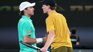 Sinner a Keysová kráčajú za obhajobou. Talian v 40-stupňovej horúčave premohol kŕče aj húževnatého Spizzirriho