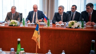 Trojstranné rozhovory o vojne na Ukrajine sa neskončili úplne bez výsledku. Zelenskyj naznačuje pokračovanie už o týždeň