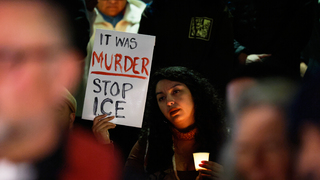 Videá svedkov spochybňujú verziu Trumpovej administratívy o streľbe v Minneapolise. Muž zbraň nedržal