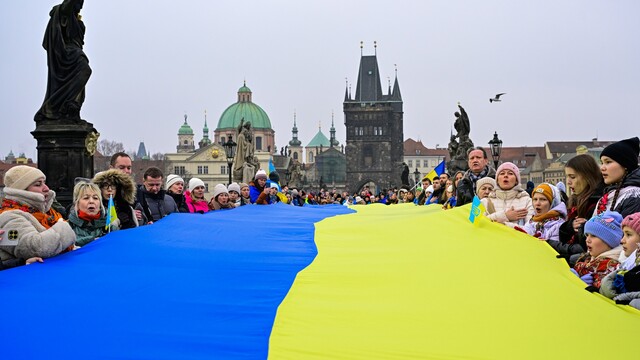 ukrajinská vlajka na karlovom moste.jpg