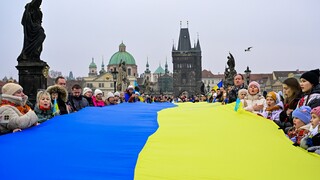 ukrajinská vlajka na karlovom moste.jpg