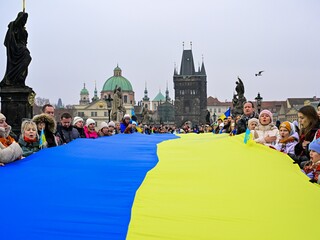 ukrajinská vlajka na karlovom moste.jpg