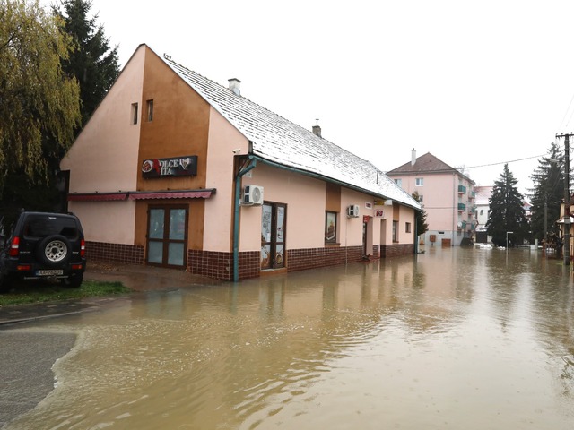 Sliač dva mesiace po ničivej potope. Na letisku búrajú budovy za milióny eur, mesto stále čaká na meno vinníka