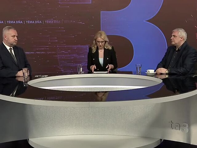 Náhubok či cesta k slušnosti? / Veľký biely kôň a malý somárik